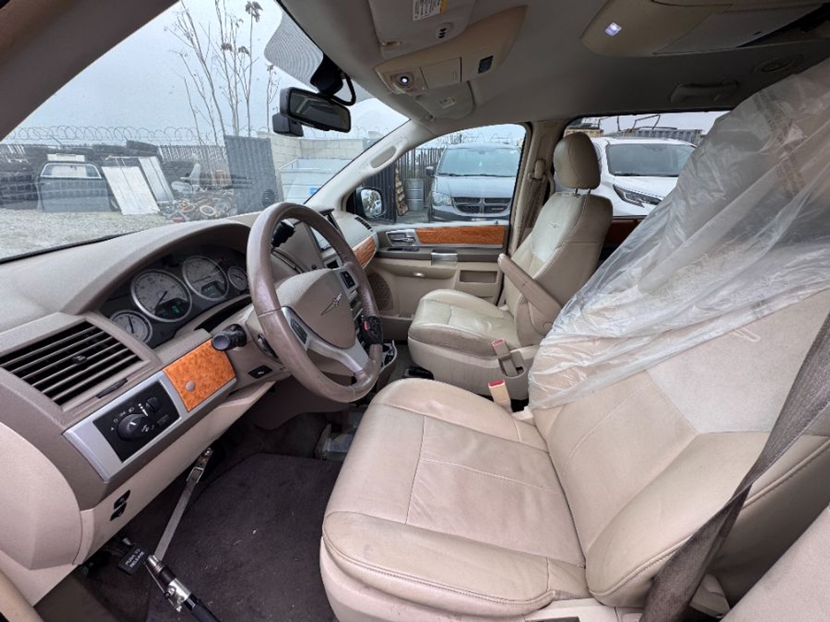 2009 CHRYSLER TOWN AND COUNTRY - Image 4