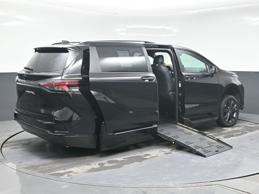 New 2025 Toyota Sienna Hybrid XSE Sport - BraunAbility Side Entry Entry Fold Out Automatic Ramp