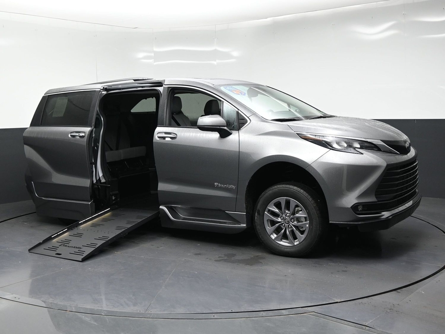 New 2026 Toyota Sienna Hybrid XLE Base - BraunAbility Side Entry Fold Out Automatic Ramp
