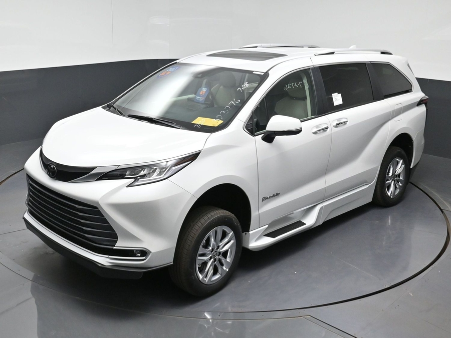 New 2026 Toyota Sienna Hybrid Limited - BraunAbility Side Entry Fold Out Automatic Ramp