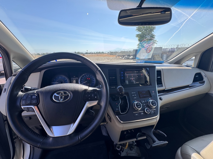  Toyota Sienna image number 3