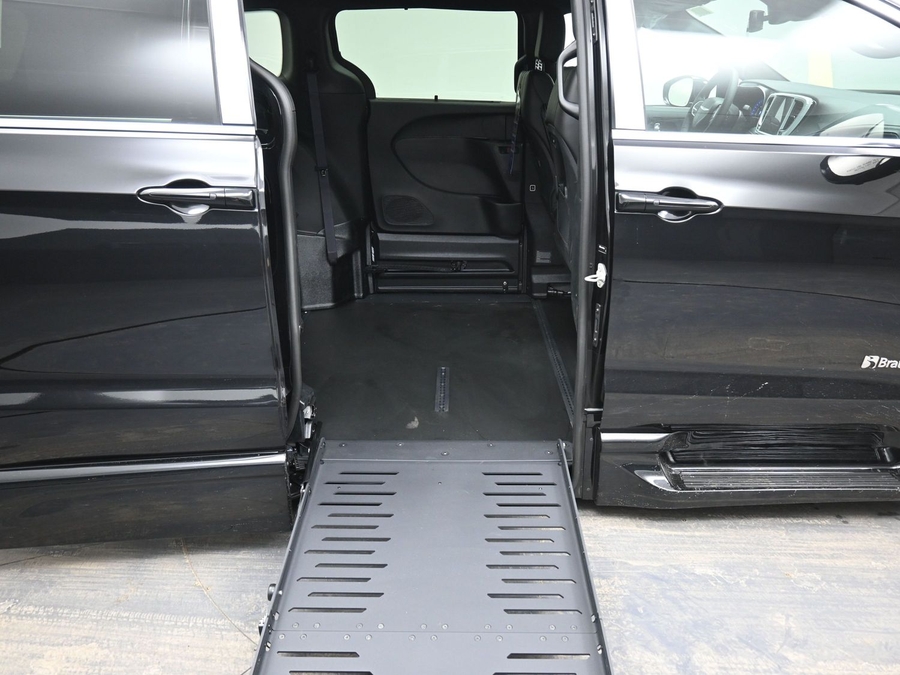 Black Chrysler Pacifica image number 8