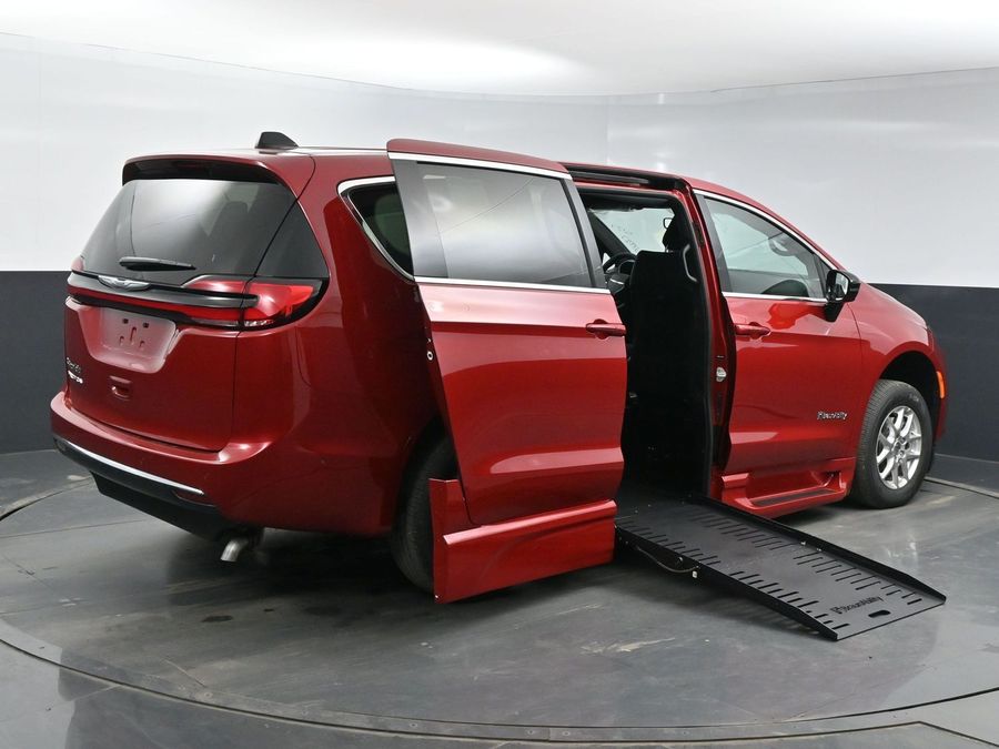 New 2025 Chrysler Pacifica Select Safety - BraunAbility Side Entry Entry Fold Out Automatic Ramp