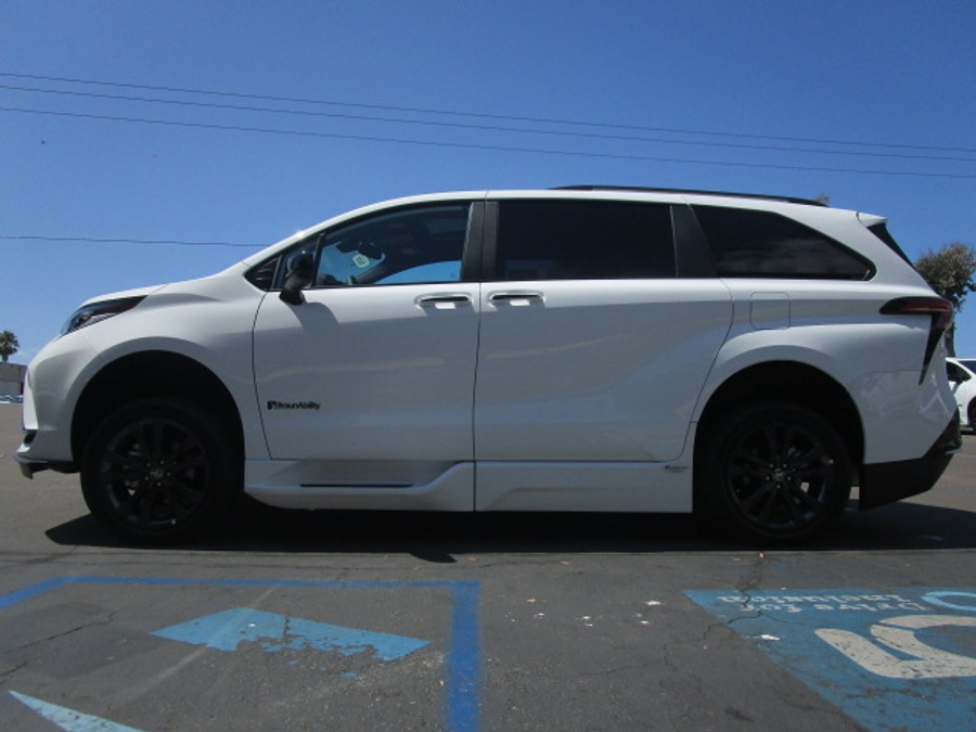 New 2025 Toyota Sienna Hybrid XSE Sport - BraunAbility Side Entry Entry Fold Out Automatic Ramp