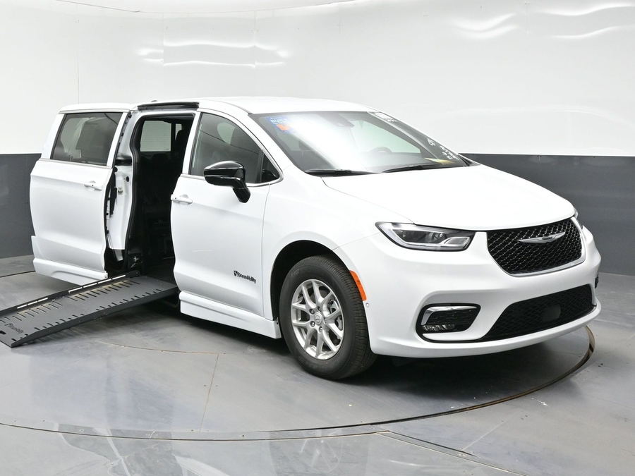 White Chrysler Pacifica image number 19