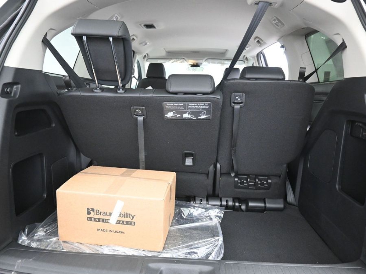 Black Honda Odyssey image number 13