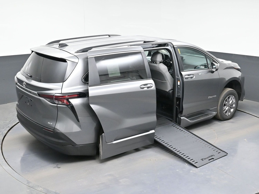 Grey Toyota Sienna image number 23