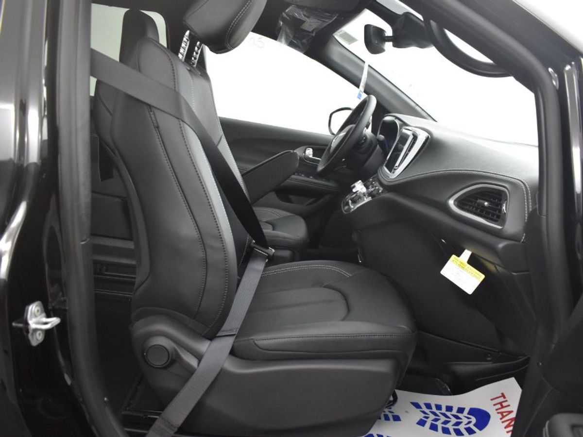 Black Chrysler Pacifica image number 8