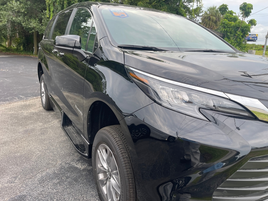 Black Toyota Sienna image number 4