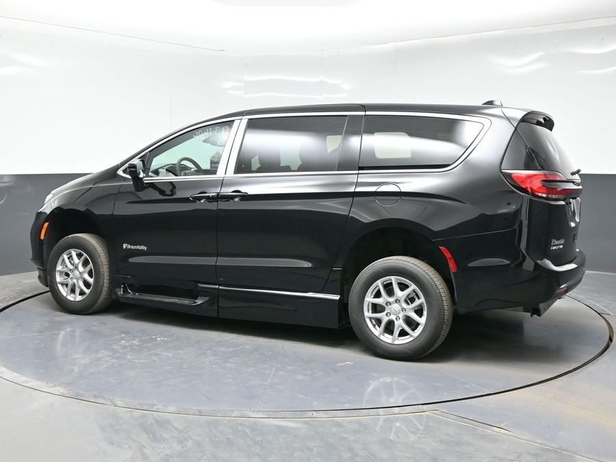 Black Chrysler Pacifica image number 3
