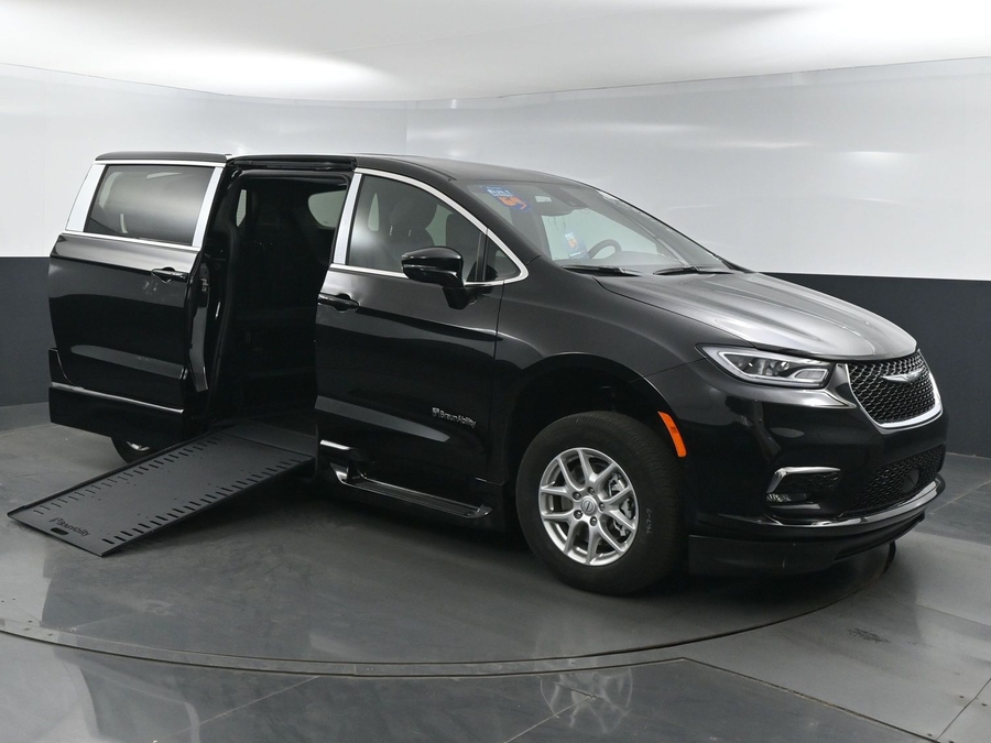 New 2025 Chrysler Pacifica Select Safety - BraunAbility Side Entry Entry In Floor Automatic Ramp