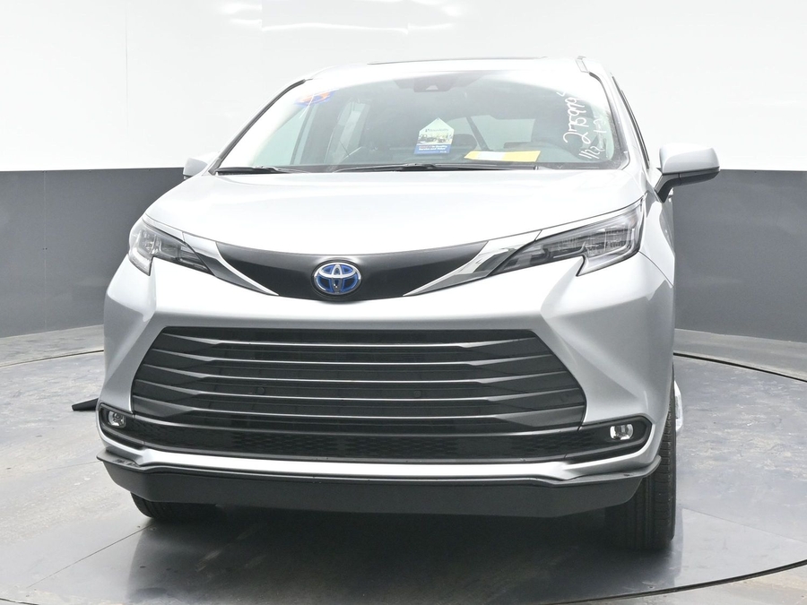 Silver Toyota Sienna image number 1