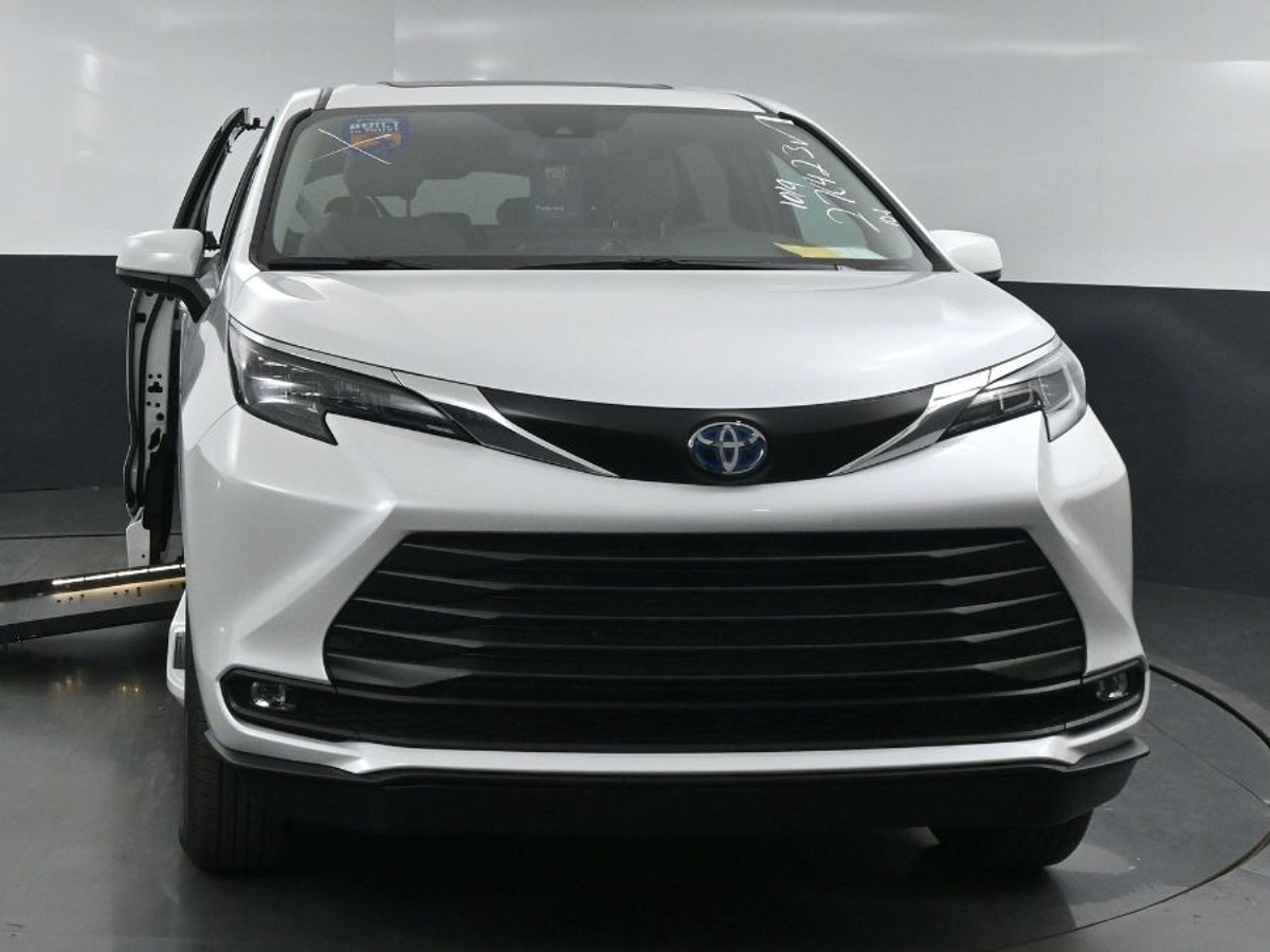 2025 TOYOTA SIENNA - Image 3