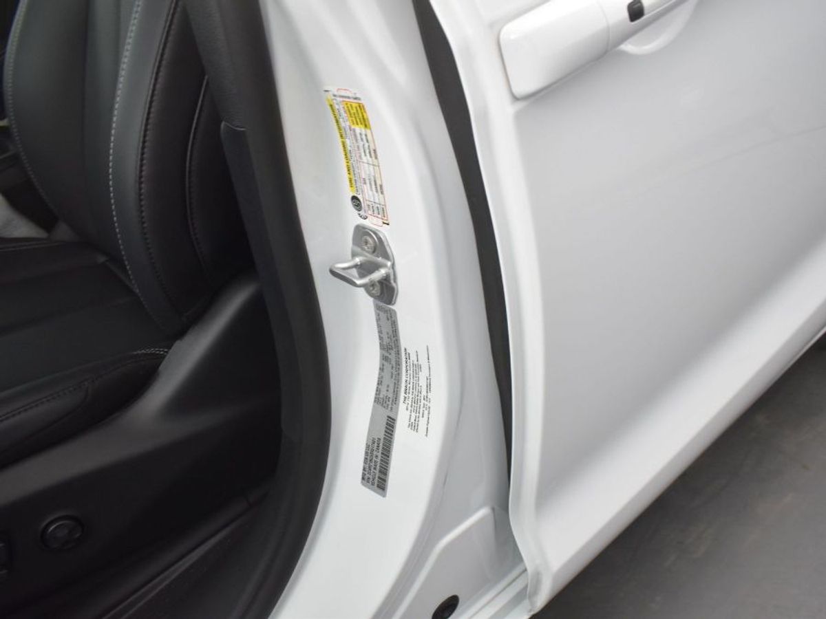 White Chrysler Pacifica image number 4