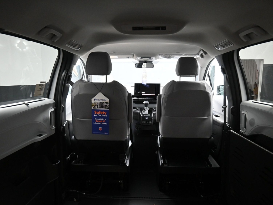 New 2025 Toyota Sienna Hybrid LE - BraunAbility Side Entry Entry Fold Out Automatic Ramp