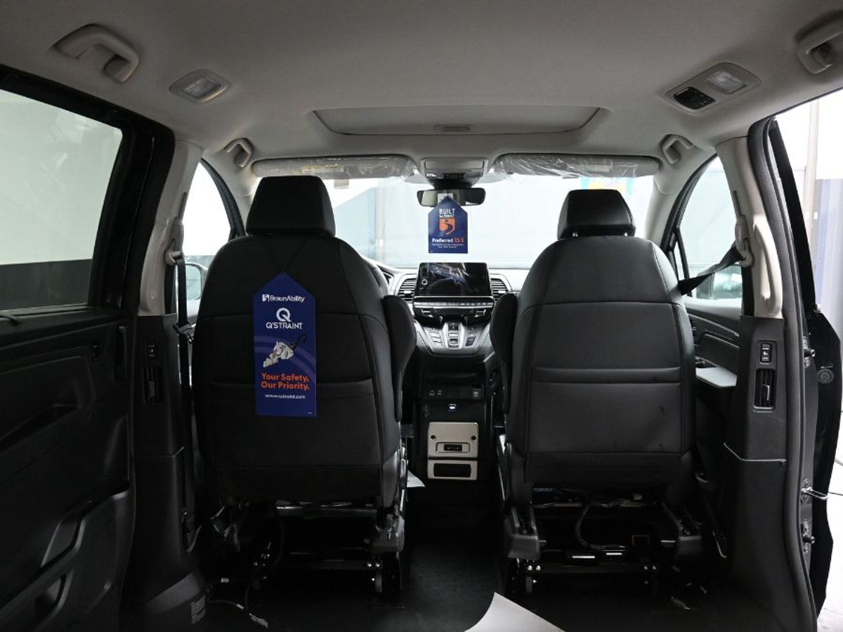 Black Honda Odyssey image number 14