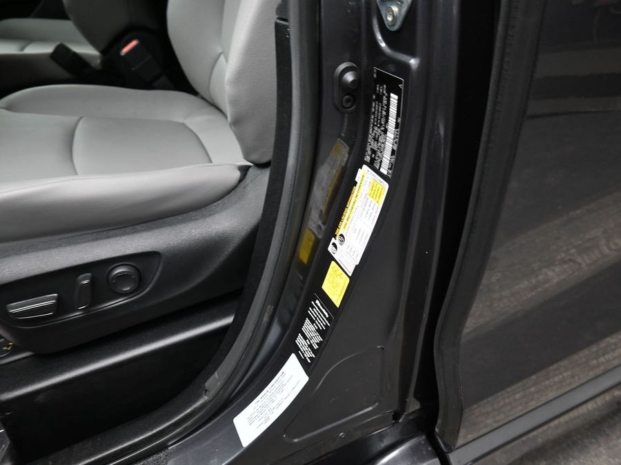 Grey Toyota Sienna image number 16