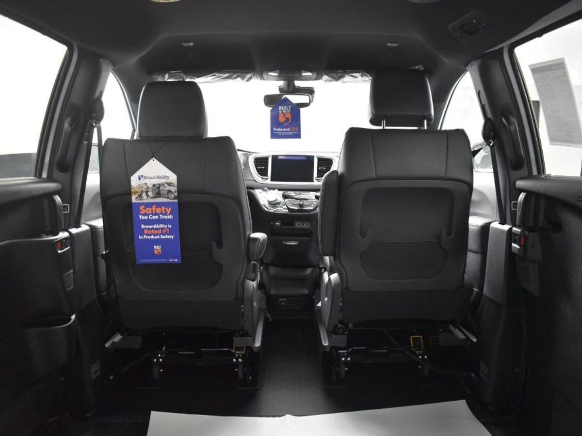 White Chrysler Voyager image number 14