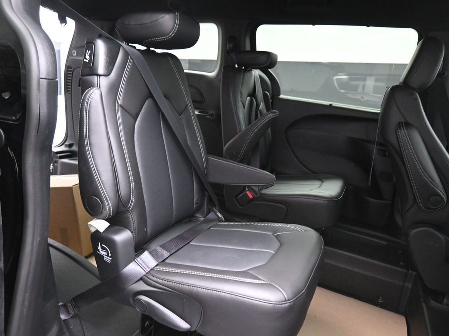 Black Chrysler Voyager image number 12