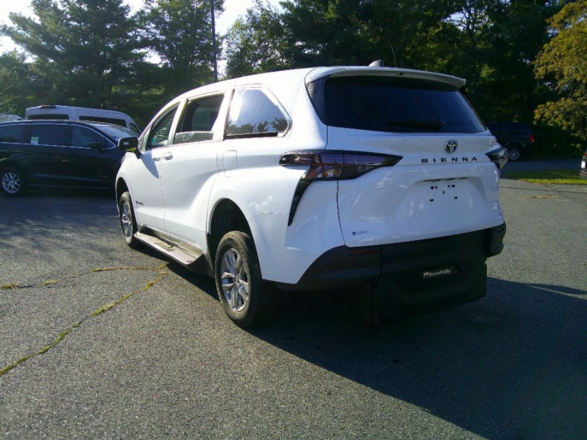 White Toyota Sienna image number 9