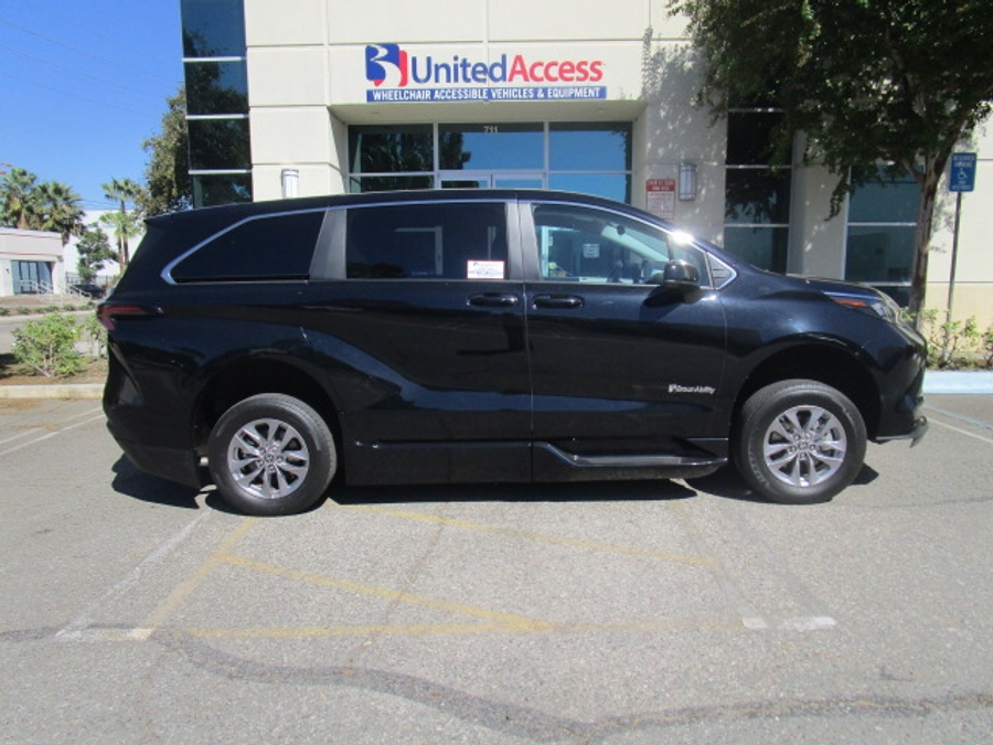 Used 2024 Toyota Sienna Hybrid LE Base - BraunAbility Side Entry Fold Out Automatic Ramp