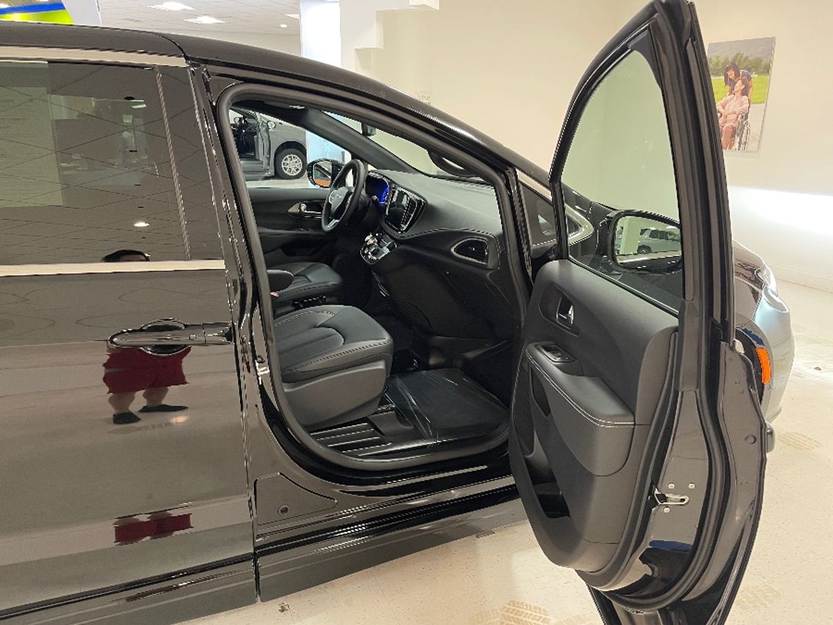 Black Chrysler Pacifica image number 11