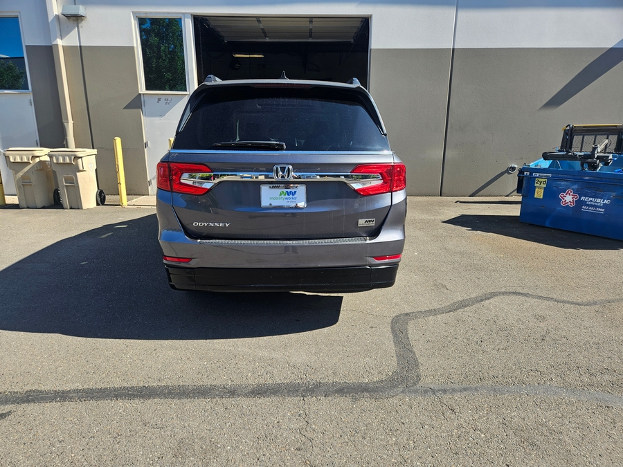Grey Honda Odyssey image number 4