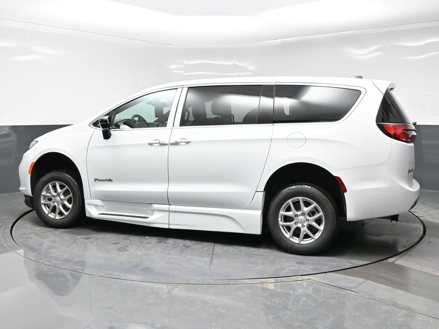 White Chrysler Pacifica image number 3