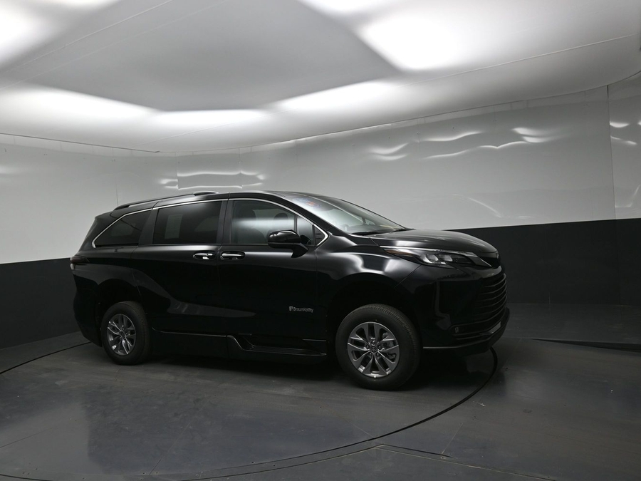 Black Toyota Sienna image number 14