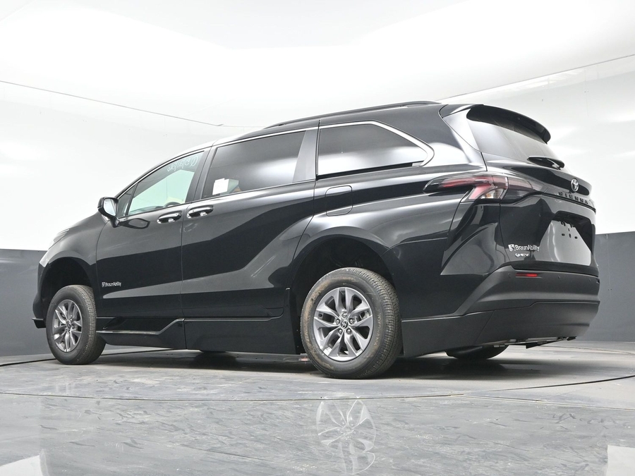 Black Toyota Sienna image number 18