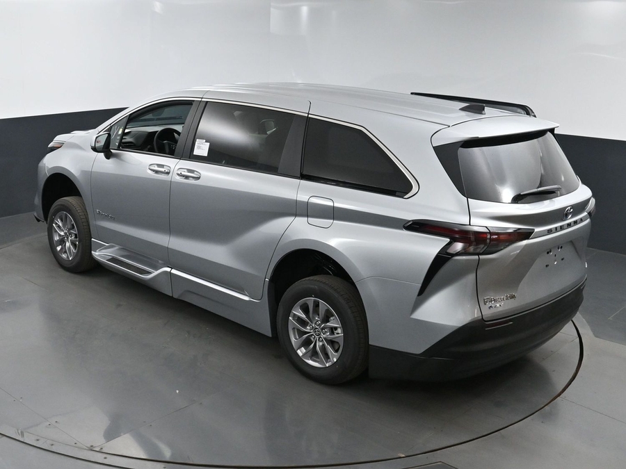 New 2025 Toyota Sienna Hybrid LE - BraunAbility Side Entry Entry Fold Out Automatic Ramp