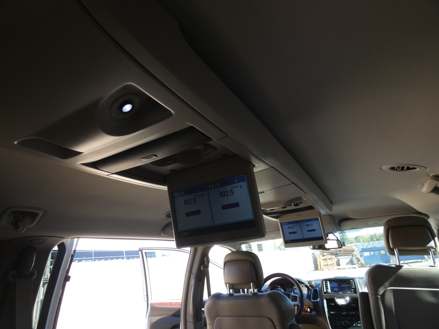  Chrysler Town and Country image number 7