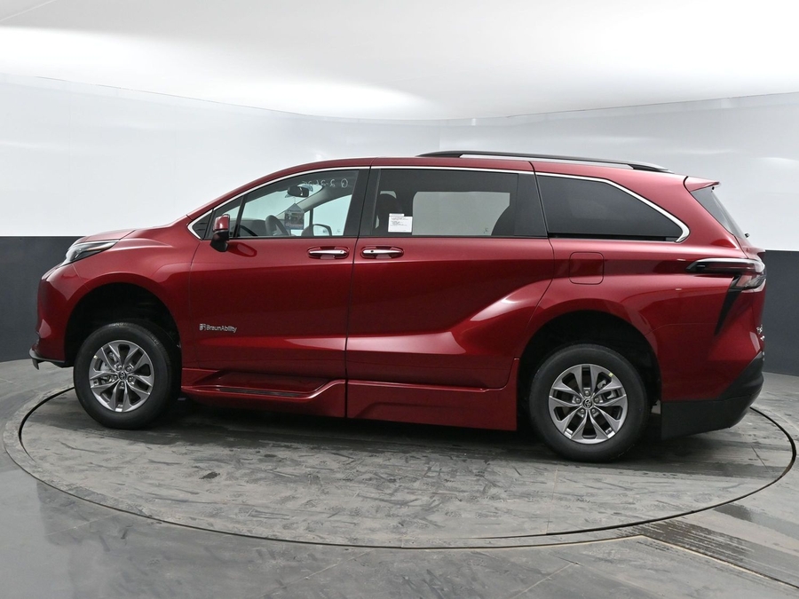 New 2025 Toyota Sienna Hybrid XLE Plus - BraunAbility Side Entry Entry Fold Out Automatic Ramp
