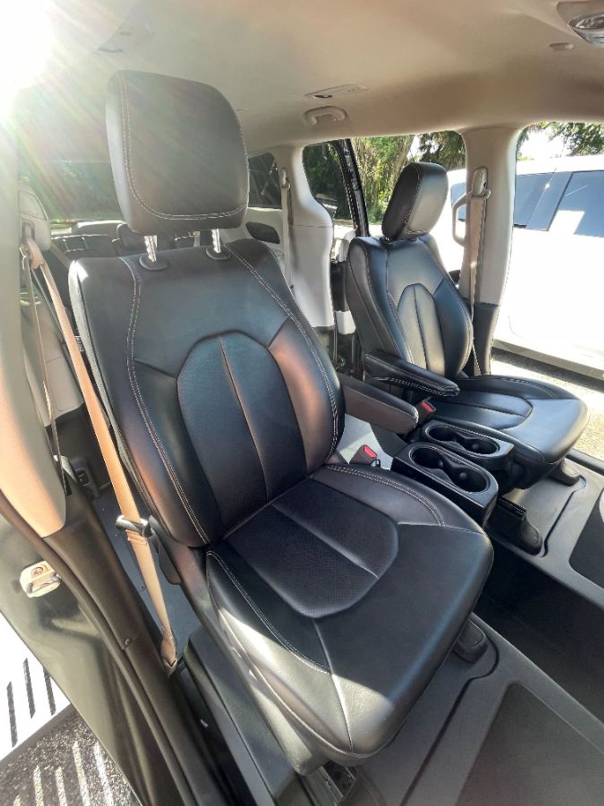 Black Chrysler Pacifica image number 13
