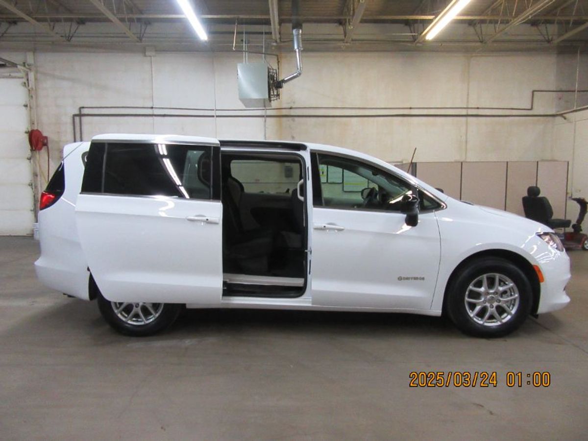 White Chrysler Voyager image number 19