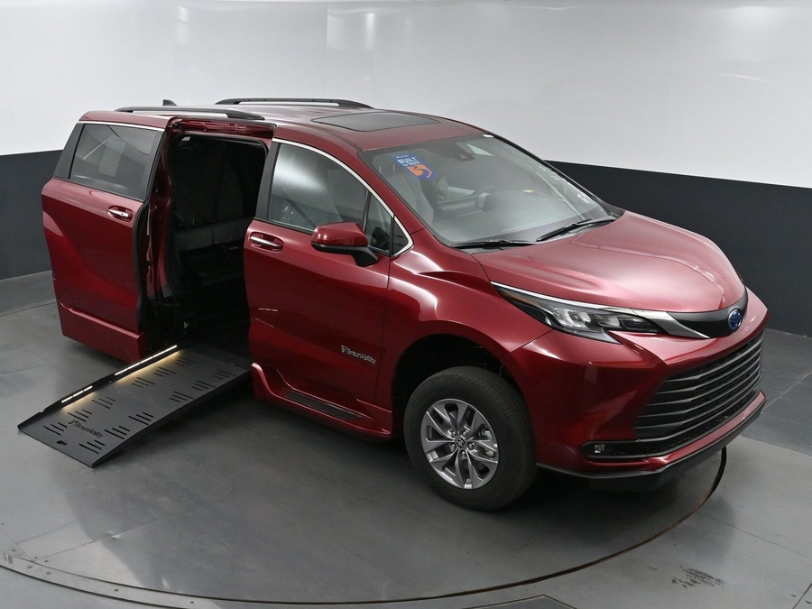 New 2025 Toyota Sienna Hybrid XLE Plus - BraunAbility Side Entry Entry Fold Out Automatic Ramp