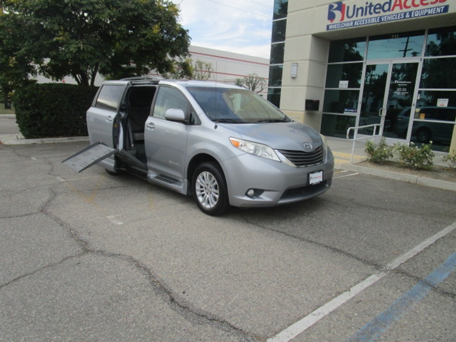 Used 2014 Toyota Sienna XLE - BraunAbility Side Entry Fold Out Automatic Ramp