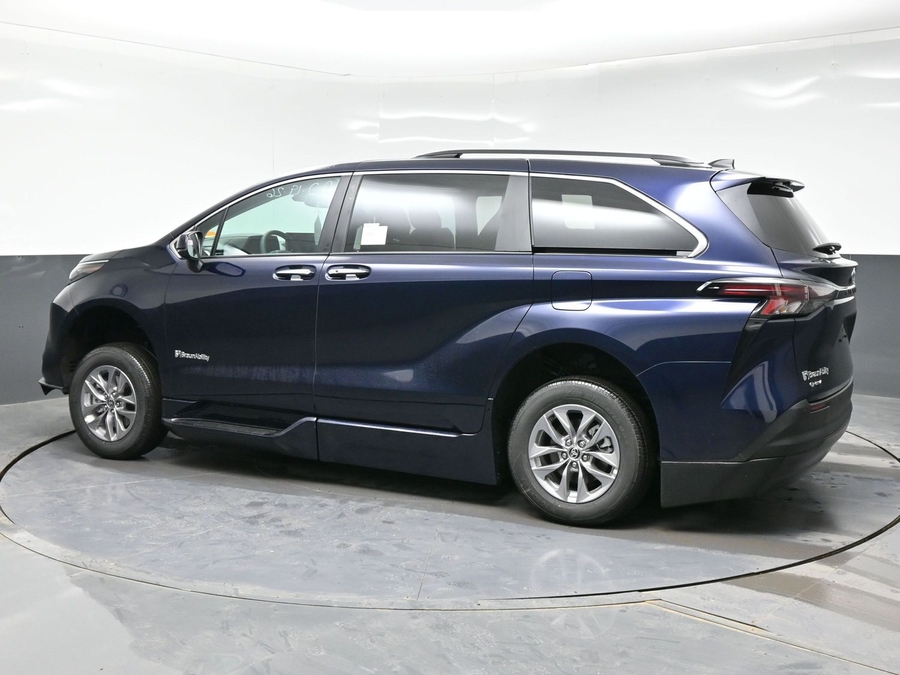 New 2026 Toyota Sienna Hybrid XLE Base - BraunAbility Side Entry Fold Out Automatic Ramp