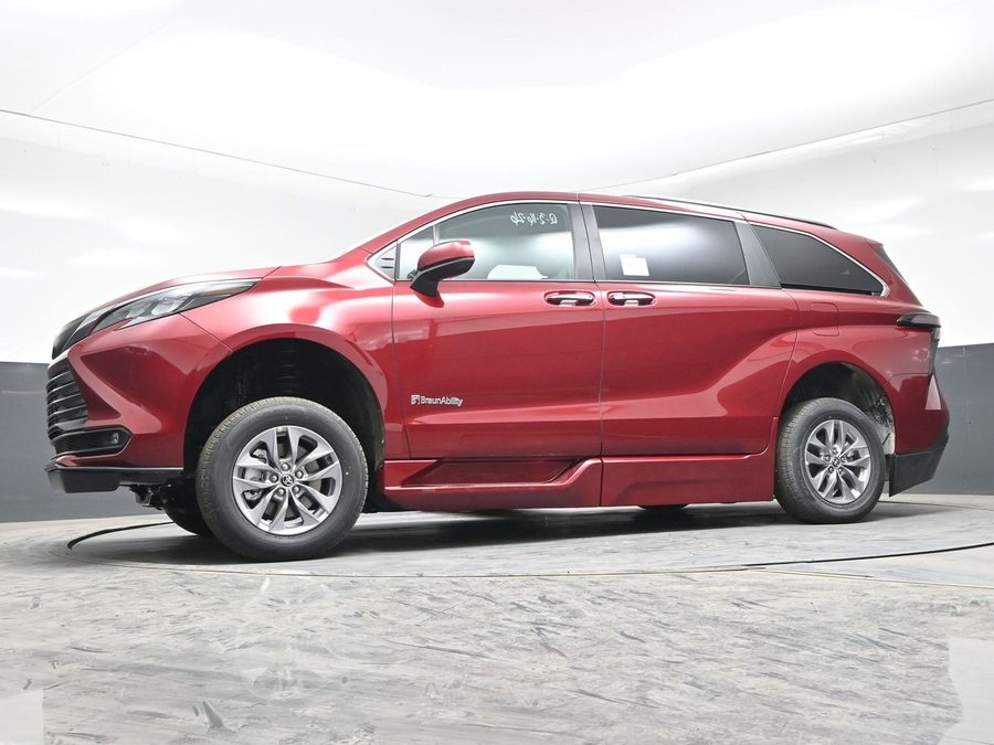 New 2026 Toyota Sienna Hybrid XLE Add - BraunAbility Side Entry Entry In Floor Automatic Ramp