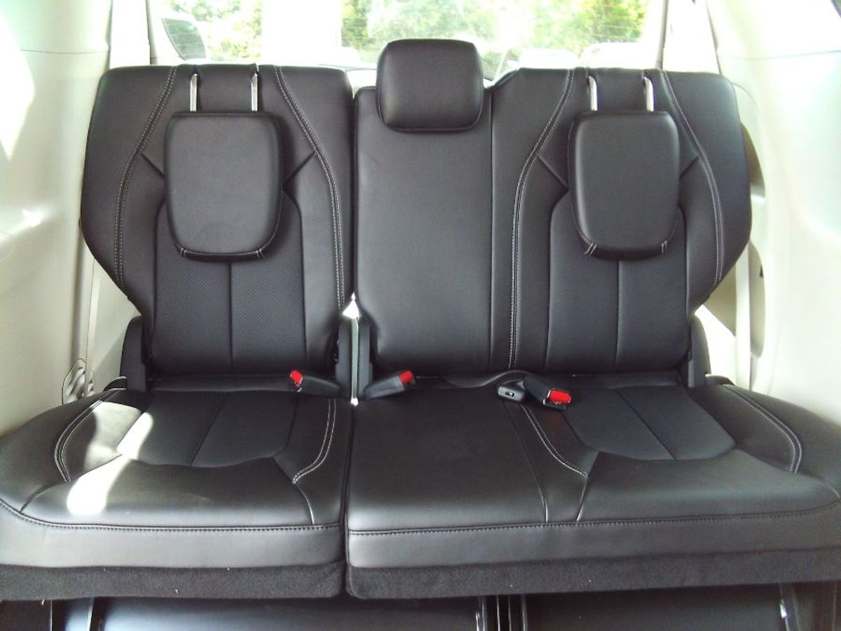 Blue Chrysler Pacifica image number 15