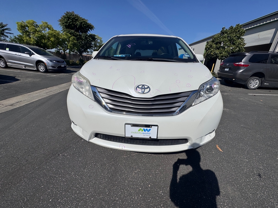  Toyota Sienna image number 8