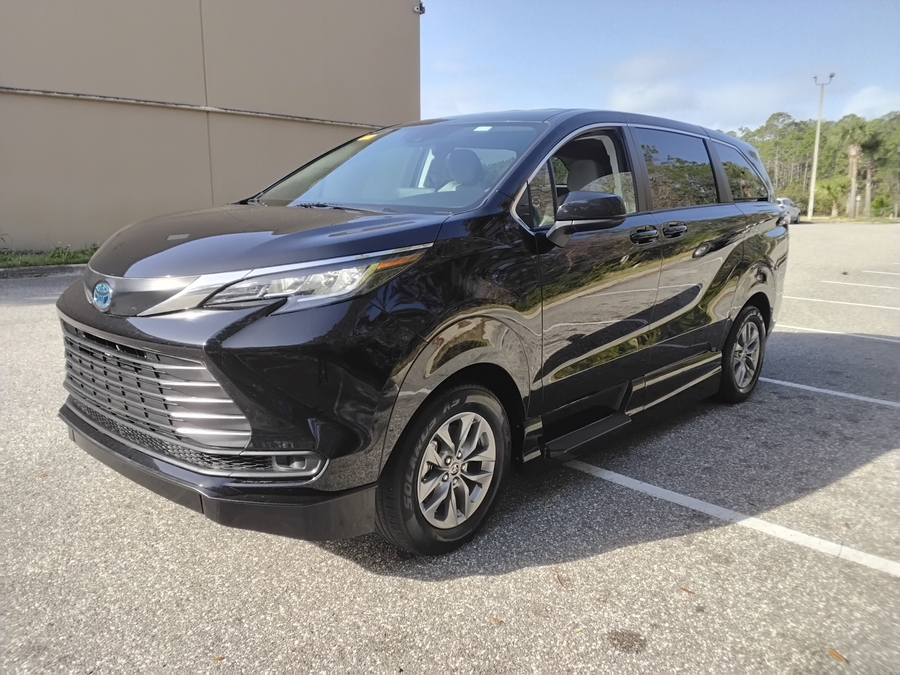 Black Toyota Sienna image number 14