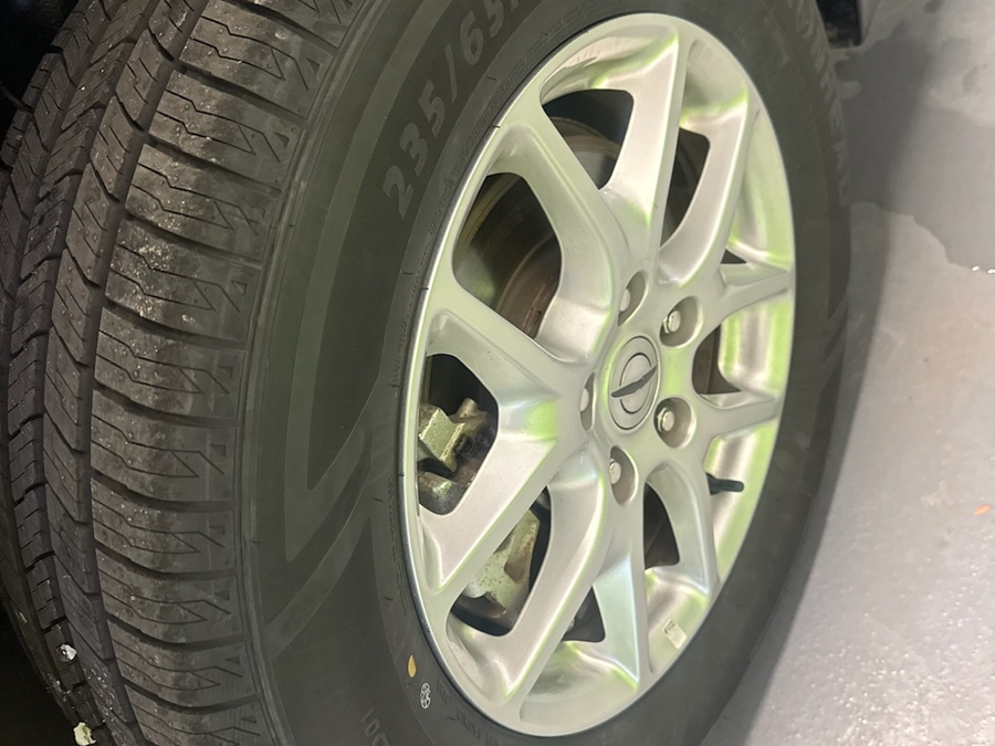 Black Chrysler Pacifica image number 16