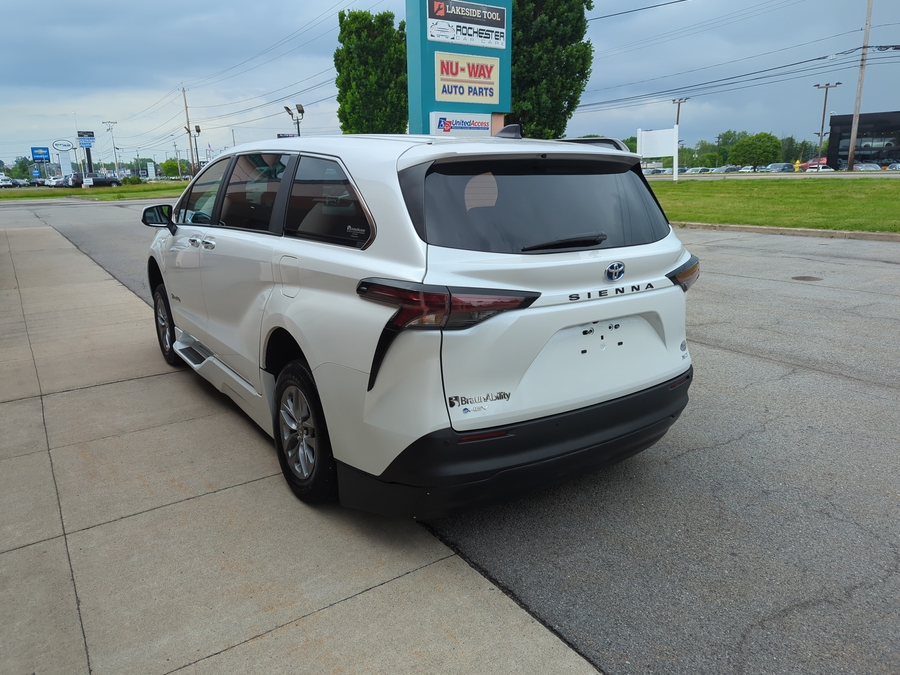 Used 2025 Toyota Sienna Hybrid XLE - BraunAbility Side Entry In Floor Automatic Ramp