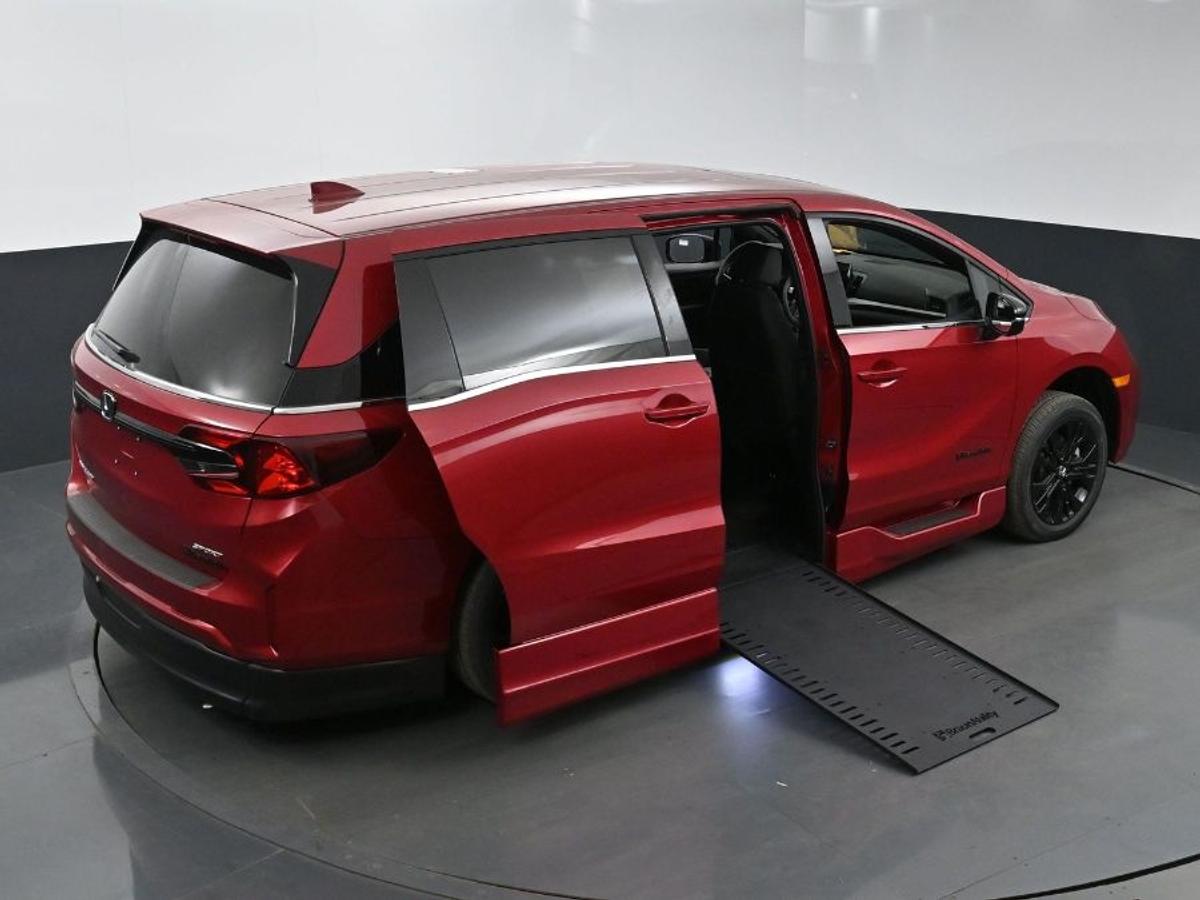 Red Honda Odyssey image number 24