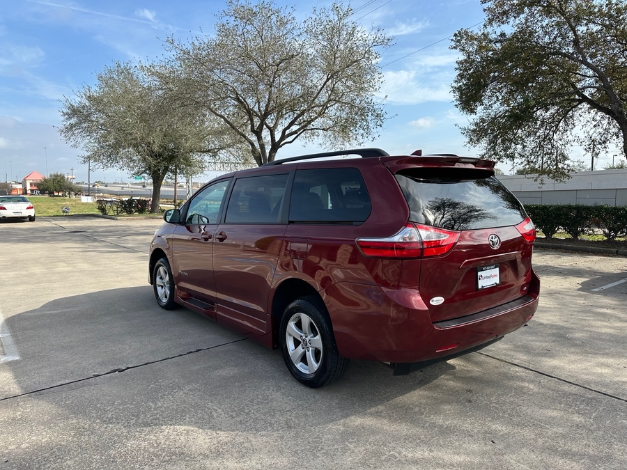 Used 2019 Toyota Sienna LE - BraunAbility Side Entry Entry Fold Out Automatic Ramp