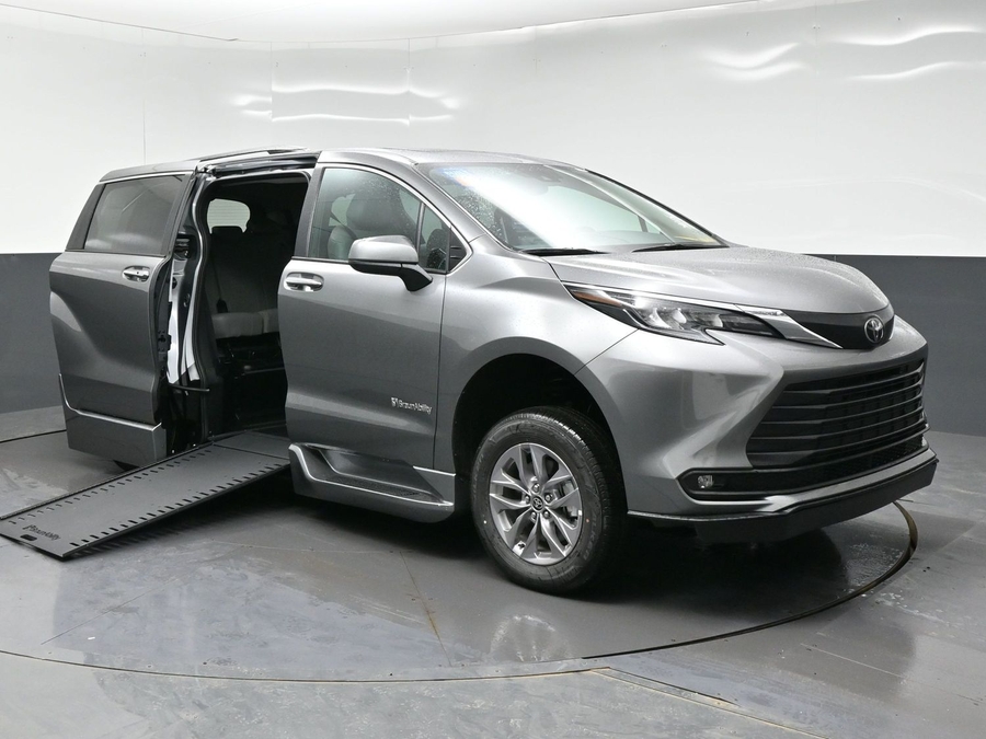 Grey Toyota Sienna image number 9