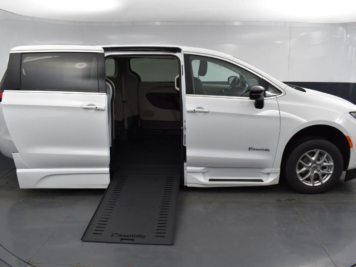 2024 CHRYSLER PACIFICA - Image 2