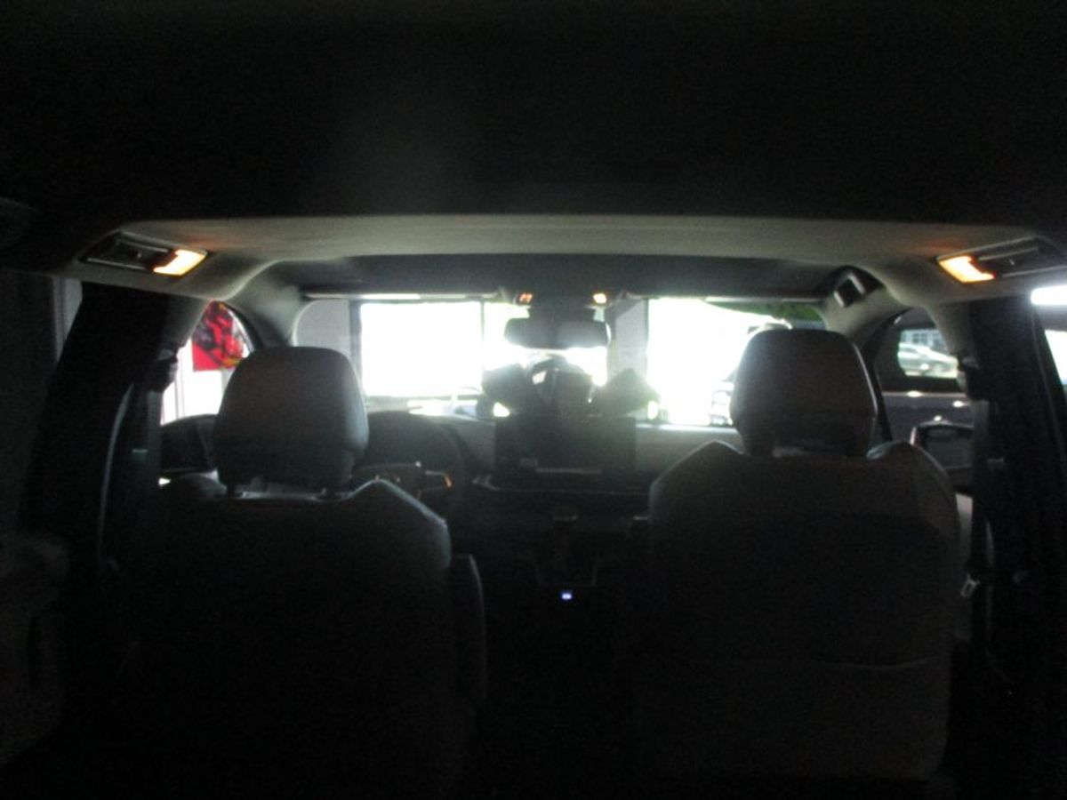 Grey Toyota Sienna image number 9
