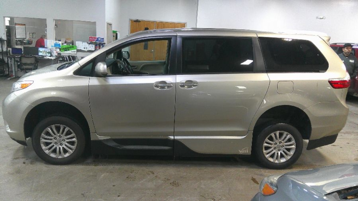 2015 TOYOTA SIENNA - Image 4